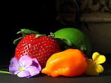 fruits-srawberry-strawberries-limes-peppers_w725_h544 - online jigsaw puzzle - 117 pieces