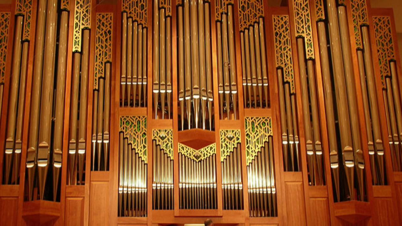 Католический музыкальный инструмент. Орган Луганской филармонии. Органный клавишный духовой музыкальный инструмент. Органист музыкальный инструмент.