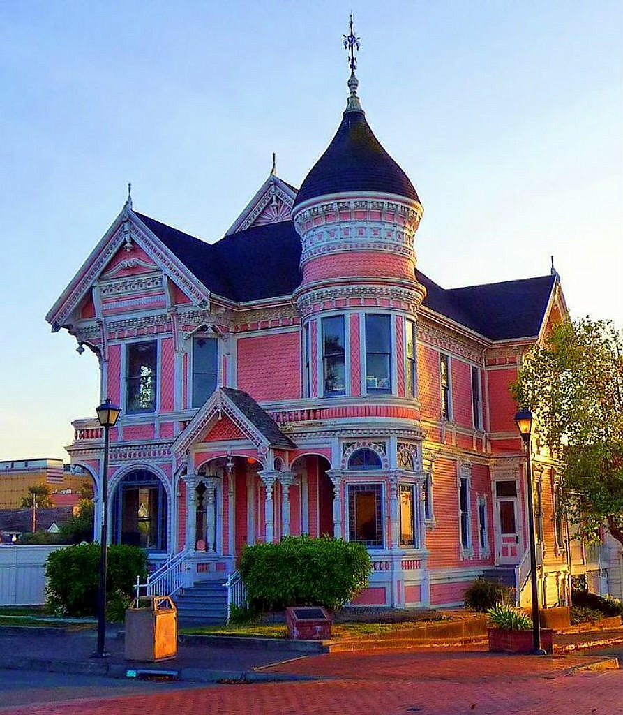 Красивые розовые дома. Викториан Пинк Хаус. Розовый особняк. Викторианский дом. Викторианский дом розовый.