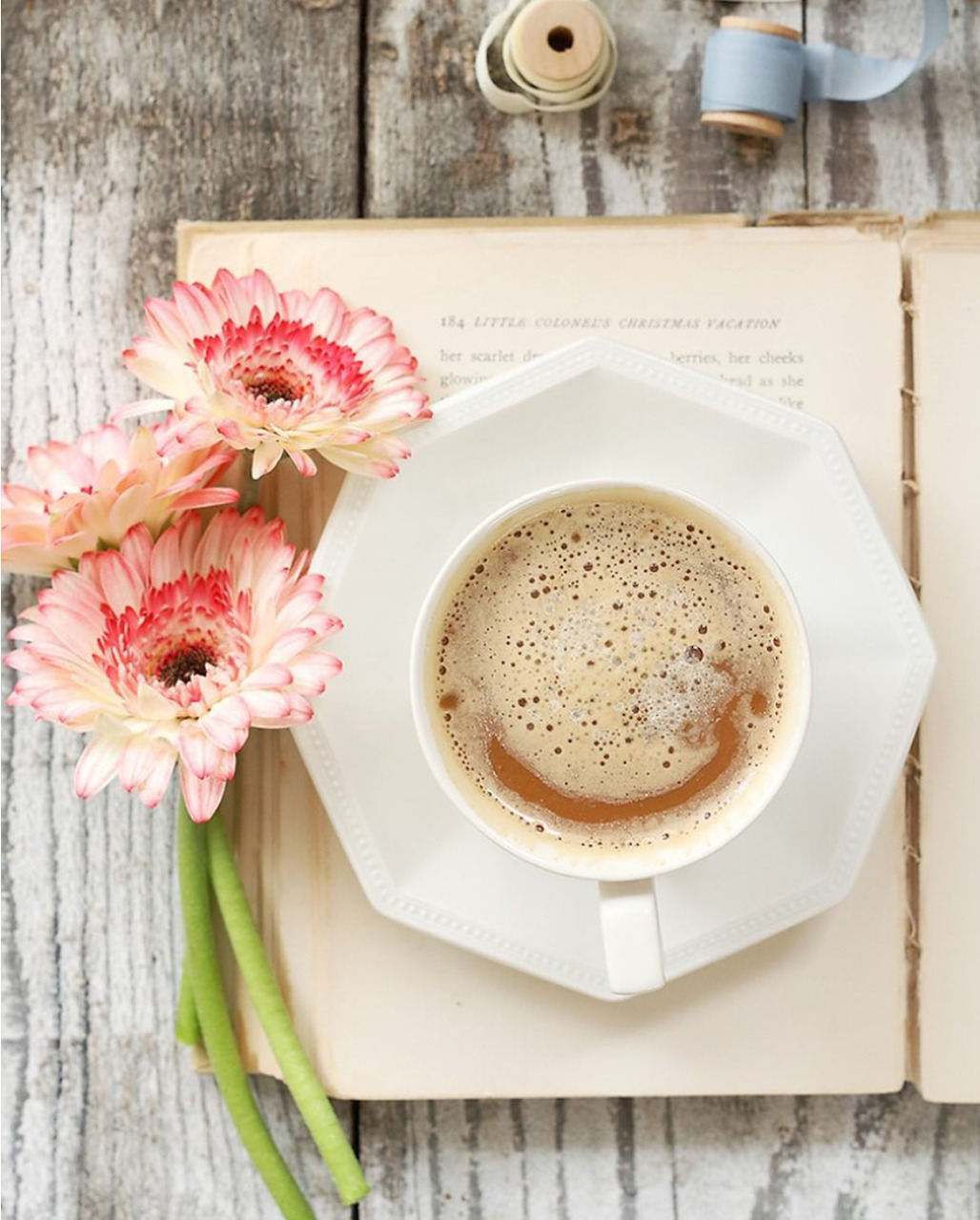 Доброго утра апреля стильные картинки. Стильные открытки с добрым утром. Кофе и цветы. Кофе цветы утро стильные. Доброе утро креативные.