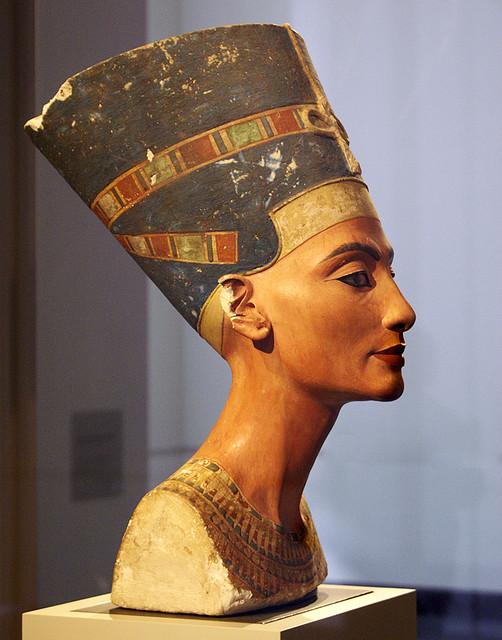 Женя фараона. Нефертити Египет. Бюст жены Эхнатона Нефертити. Нефертити скульптура. Бюст Нефертити.